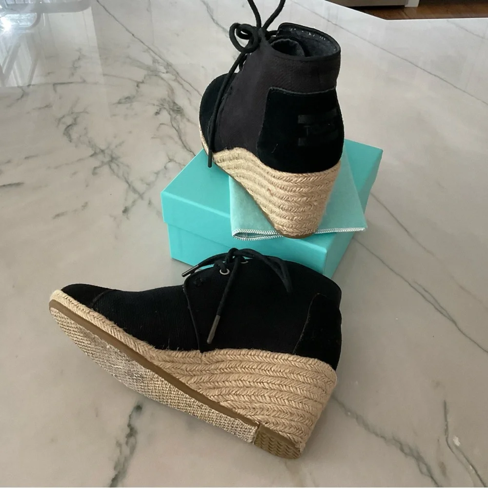 Toms Women’s Desert Wedge Black Burlap Suade Boot Sz. 5.5
